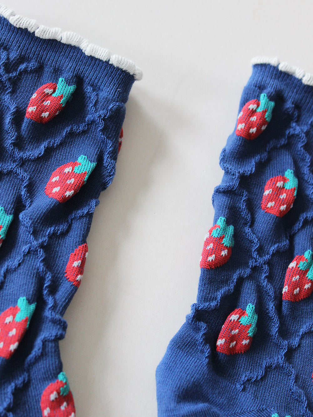 Nahansicht Details blaue Socken mit Erdbeeren