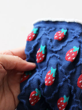 Nahansicht Details blaue Socken mit Erdbeeren