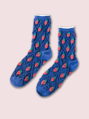 Flatlay blaue Socken mit Erdbeeren