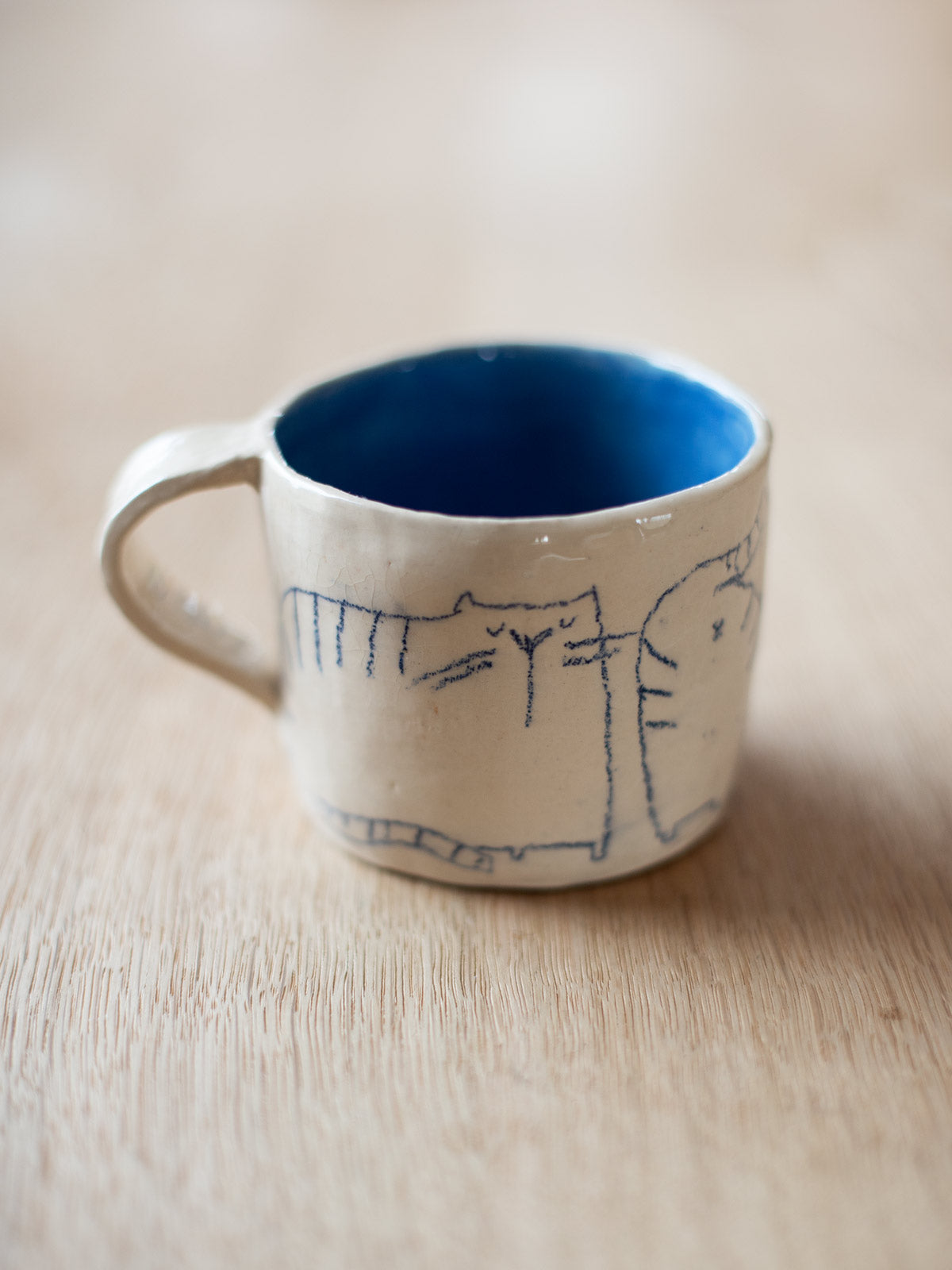Tasse mit Katzenmotiv aufgemalt von Mona von Halfbird mit dem blauen Unterglasurstift von Hobbyceram