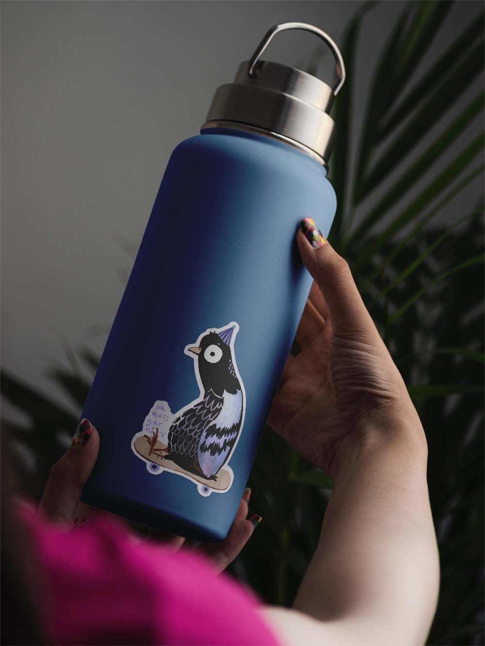 Edelstahlflasche mit glitzerndem Vinylsticker Taube auf Skateboard mit der Aufschrift Ich muss gar nix von Halfbird