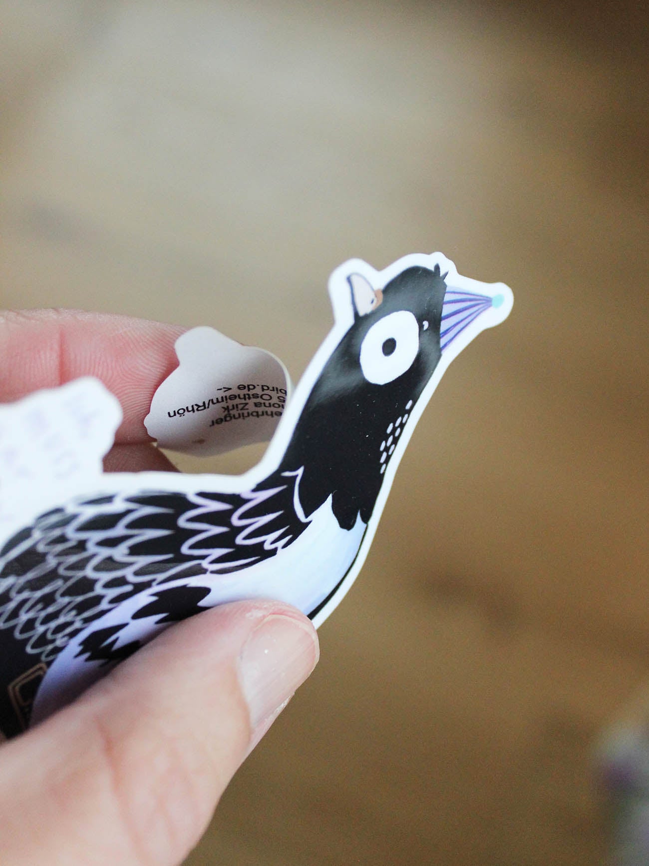 Detailbild zum Abziehen des glitzernder Vinylstickers Taube auf Skateboard mit der Aufschrift Ich muss gar nix von Halfbird