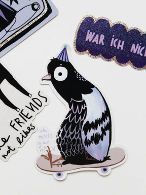 glitzernder Vinylsticker Taube auf Skateboard mit der Aufschrift Ich muss gar nix von Halfbird