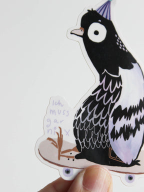 Hand mit glitzerndem Vinylsticker Taube auf Skateboard mit der Aufschrift Ich muss gar nix von Halfbird