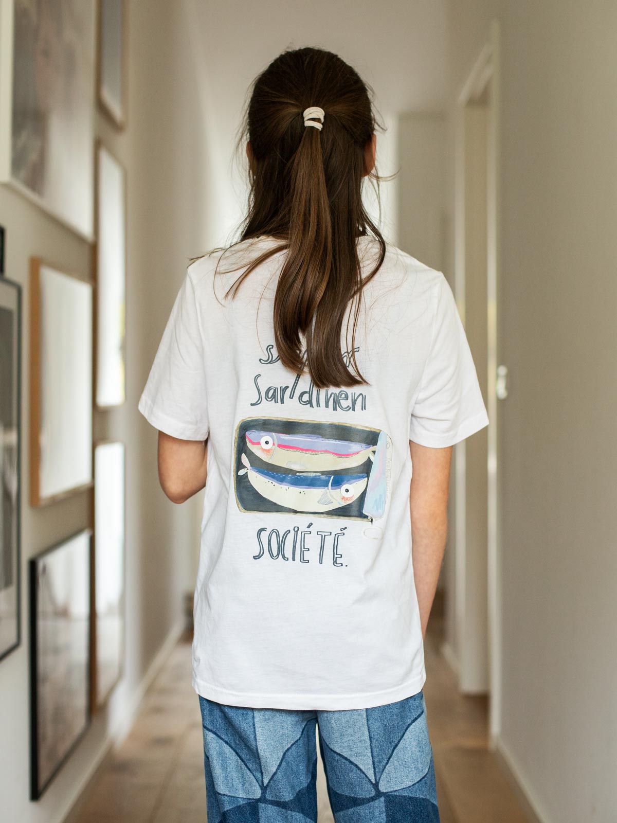 Kind mit XXL Bügelbild randlos Sardine auf dem Tshirt-Rücken