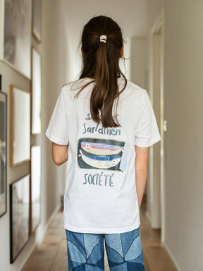 Kind mit XXL Bügelbild randlos Sardine auf dem Tshirt-Rücken