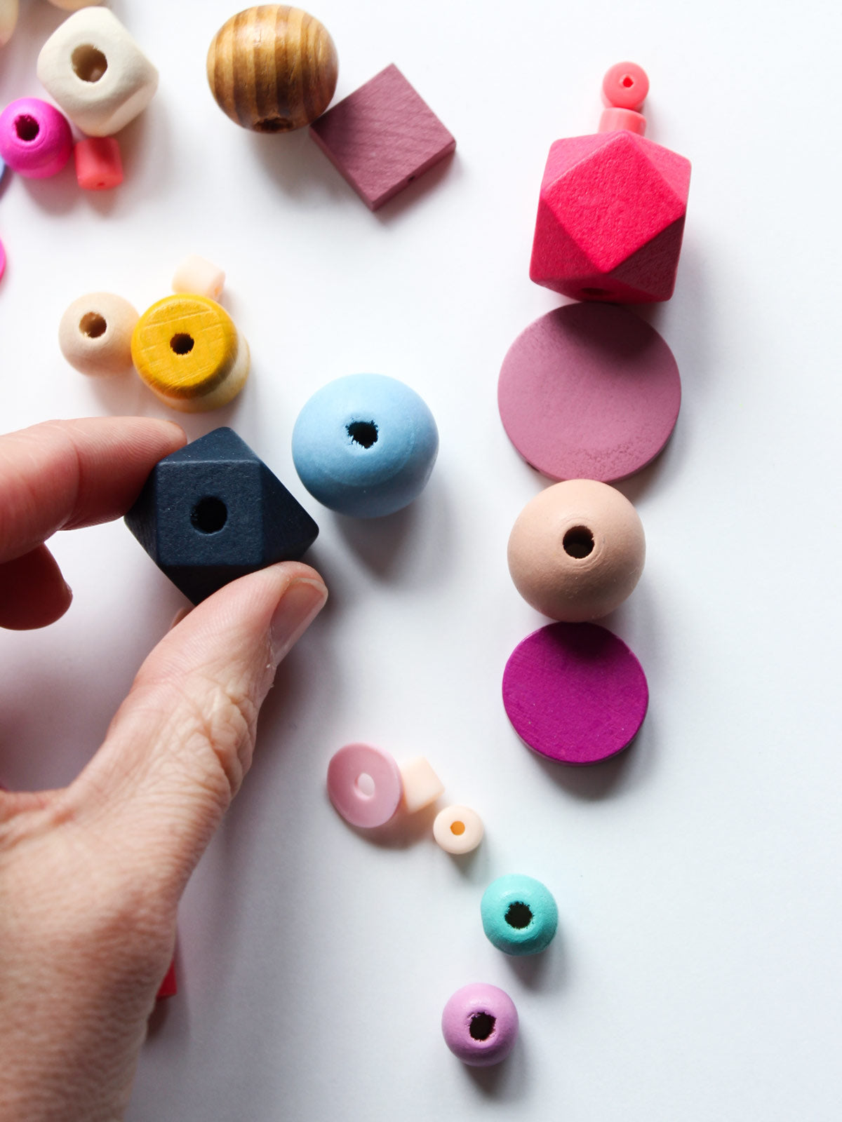 Hand mit Perle aus XXL Party Perlenset von Halfbird