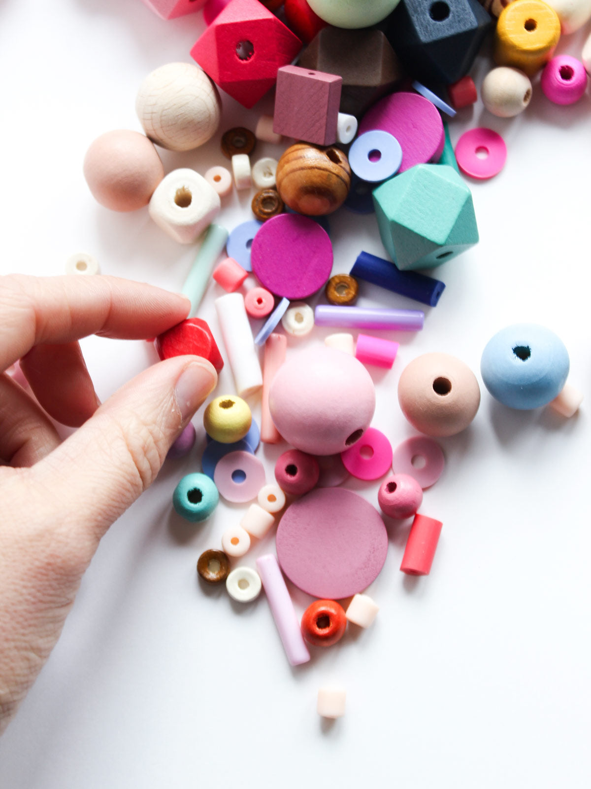 Hand mit Perle aus XXL Party Perlenset von Halfbird