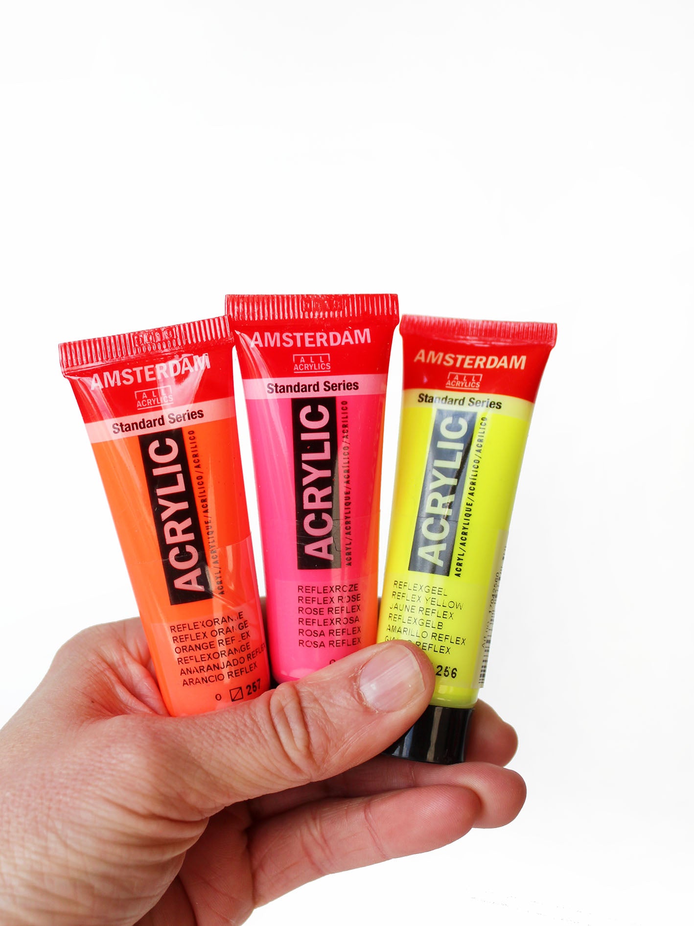 Hand mit Neon Acrylfarben von Amsterdam bei Halfbird