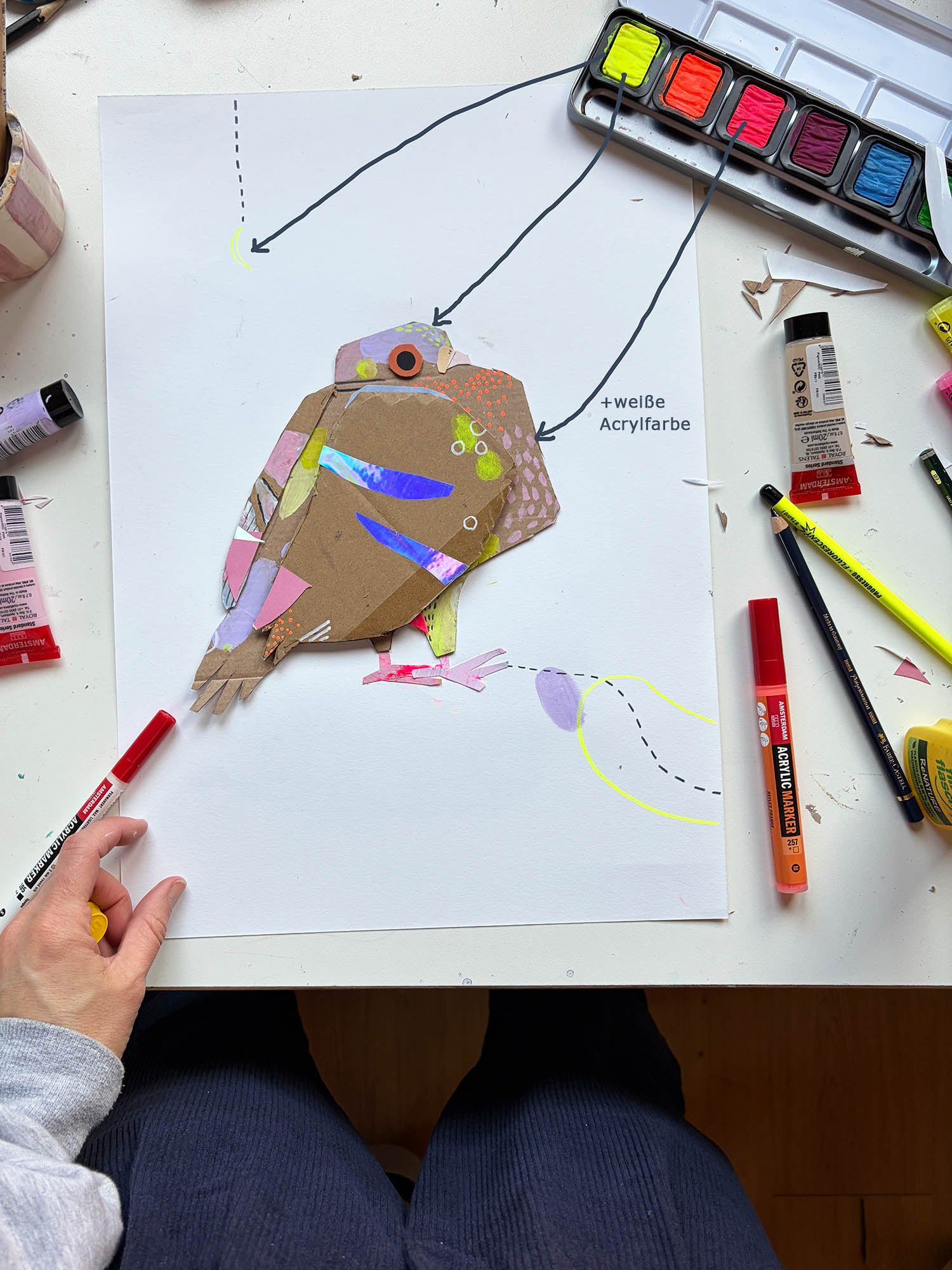 Schnipselkunst-Taube bemalt mit dem Aquarellfarbkasten in Neonfarben von Halfbird
