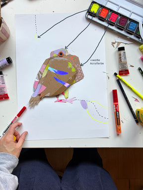 Schnipselkunst-Taube bemalt mit dem Aquarellfarbkasten in Neonfarben von Halfbird