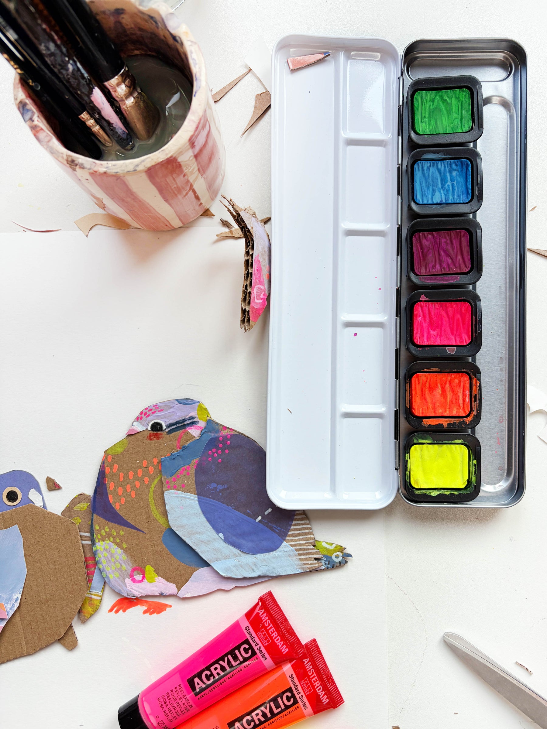 Aquarellfarbkasten in Neonfarben und Schnipselkunst Tauben von Halfbird