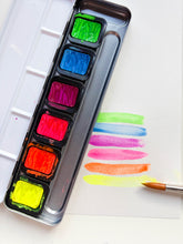 Aquarellfarbkasten in Neonfarben von Halfbird