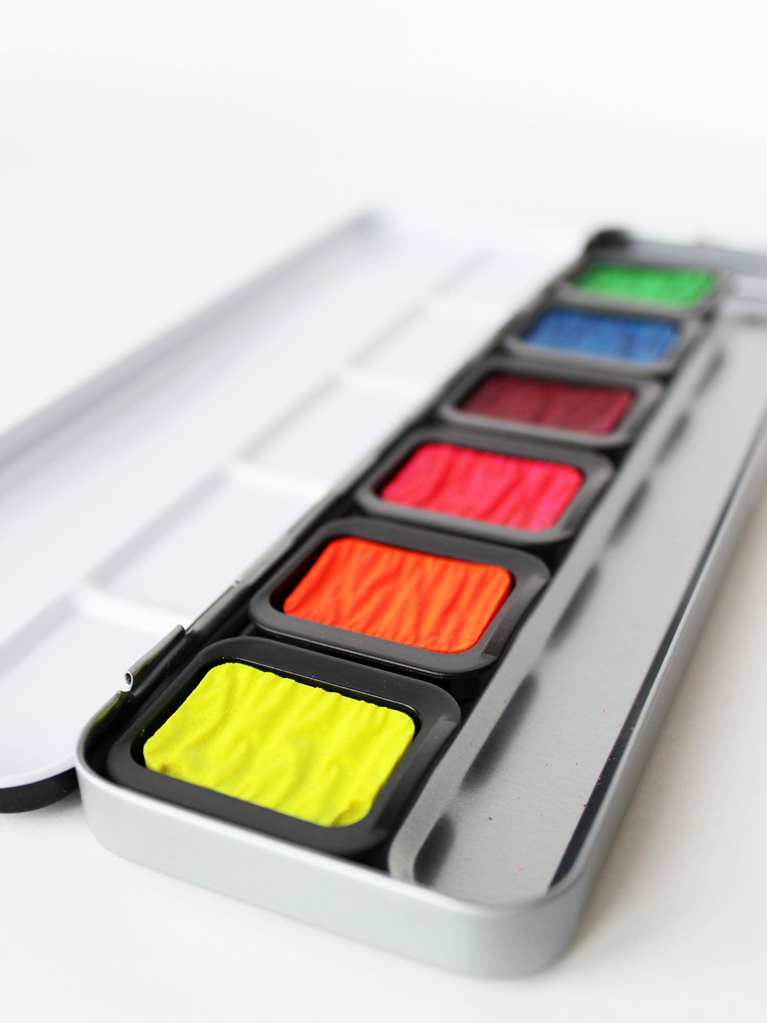 Aquarellfarbkasten in Neonfarben von Halfbird