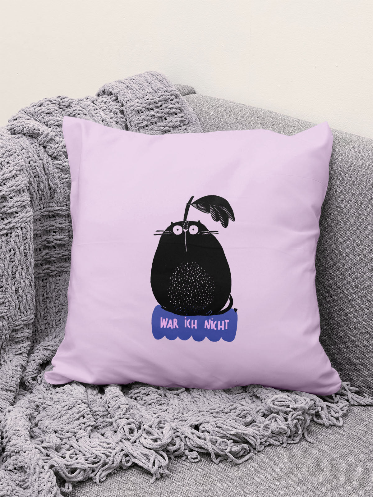 Kissen mit randlosem Bügelbild "War ich nicht" und Birnatze von Halfbird