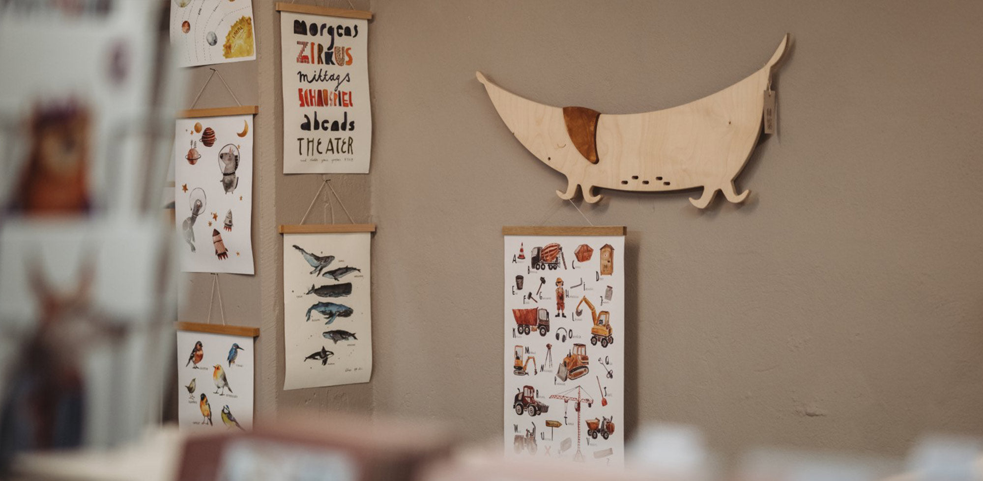 Poster von halfbird hängen an der Wand darüber eine Dackel detlef garderobe aus holz
