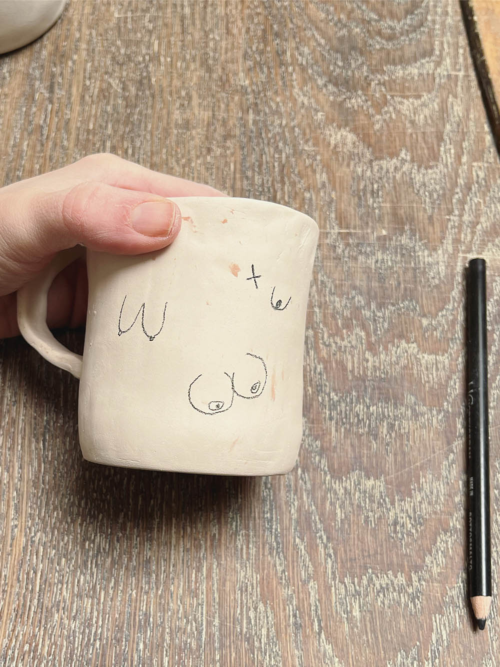 Beispiel Tasse getöpfert und  bemalt mit schwarzem Unterglasurstift von Hobbyceram