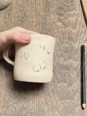Beispiel Tasse getöpfert und  bemalt mit schwarzem Unterglasurstift von Hobbyceram