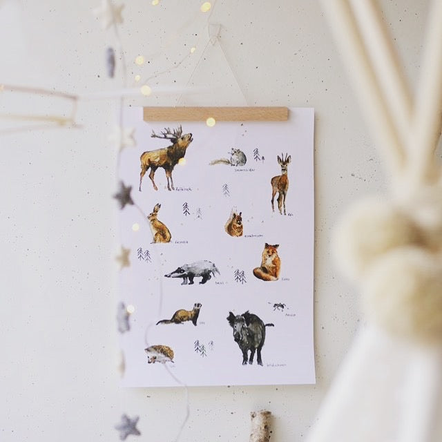 Kunstdruck mit Waldtieren an der Wand im Kinderzimmer, aufgehängt mit einer posterleiste aus holz