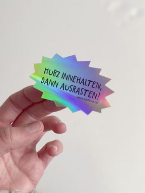 video von hologramm sticker mit text kurz innehalten, dann ausrasten! von halfbird von and gehalten und präsentiert