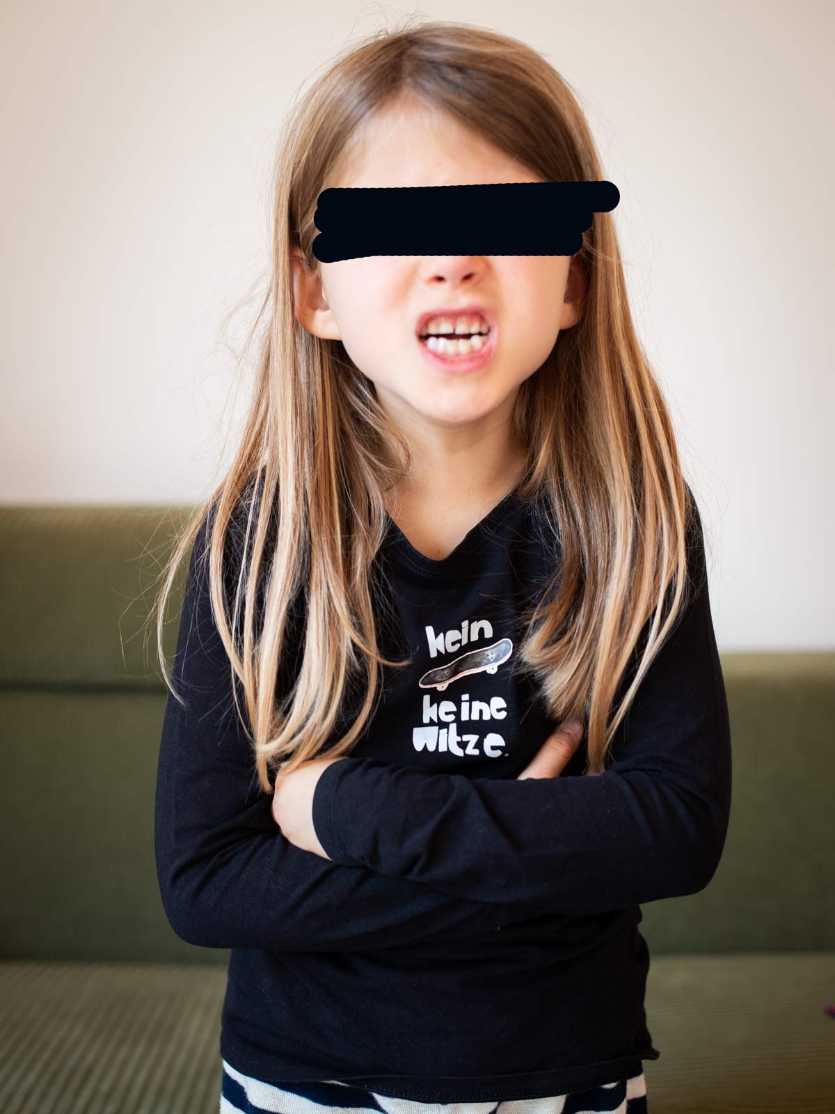 Kind mit schwarzem Shirt und randlosem Bügelbild weiß "Kein Kaffee keine Witze" und Bügelbild Skateboard von Halfbird