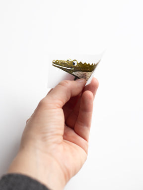 Hand mit randlosem Bügelbild Krokodil von Halfbird