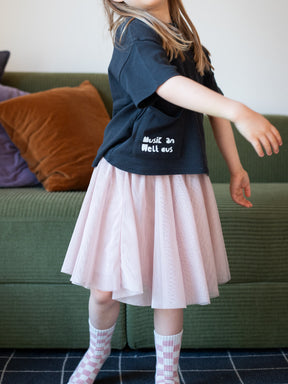 tanzendes Kind mit Tutu und schwarzem Shirt mit randlosem Bügelbild Musik an Welt aus von Halfbird