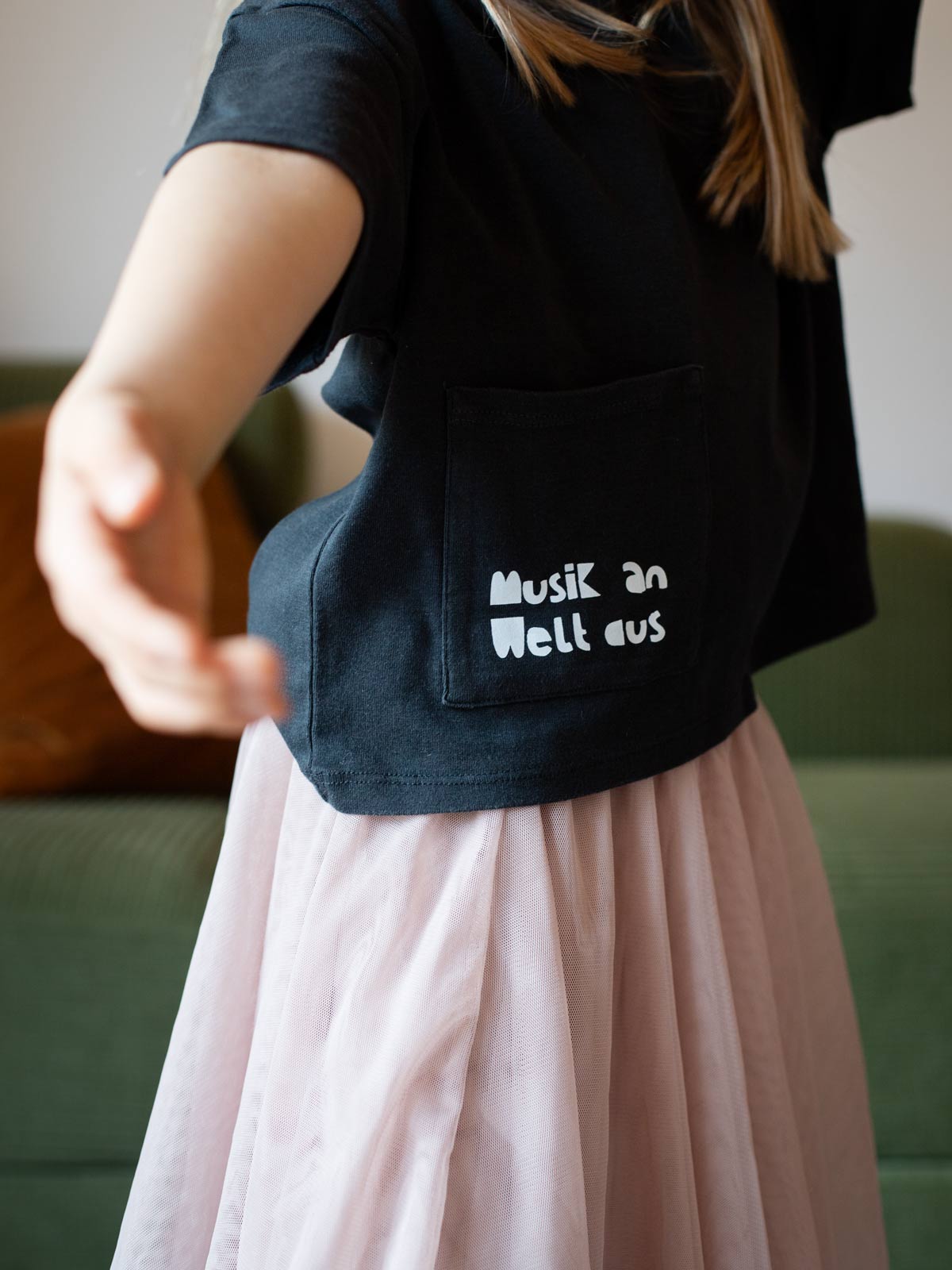 tanzendes Kind mit Tutu und schwarzem Shirt mit randlosem Bügelbild Musik an Welt aus von Halfbird