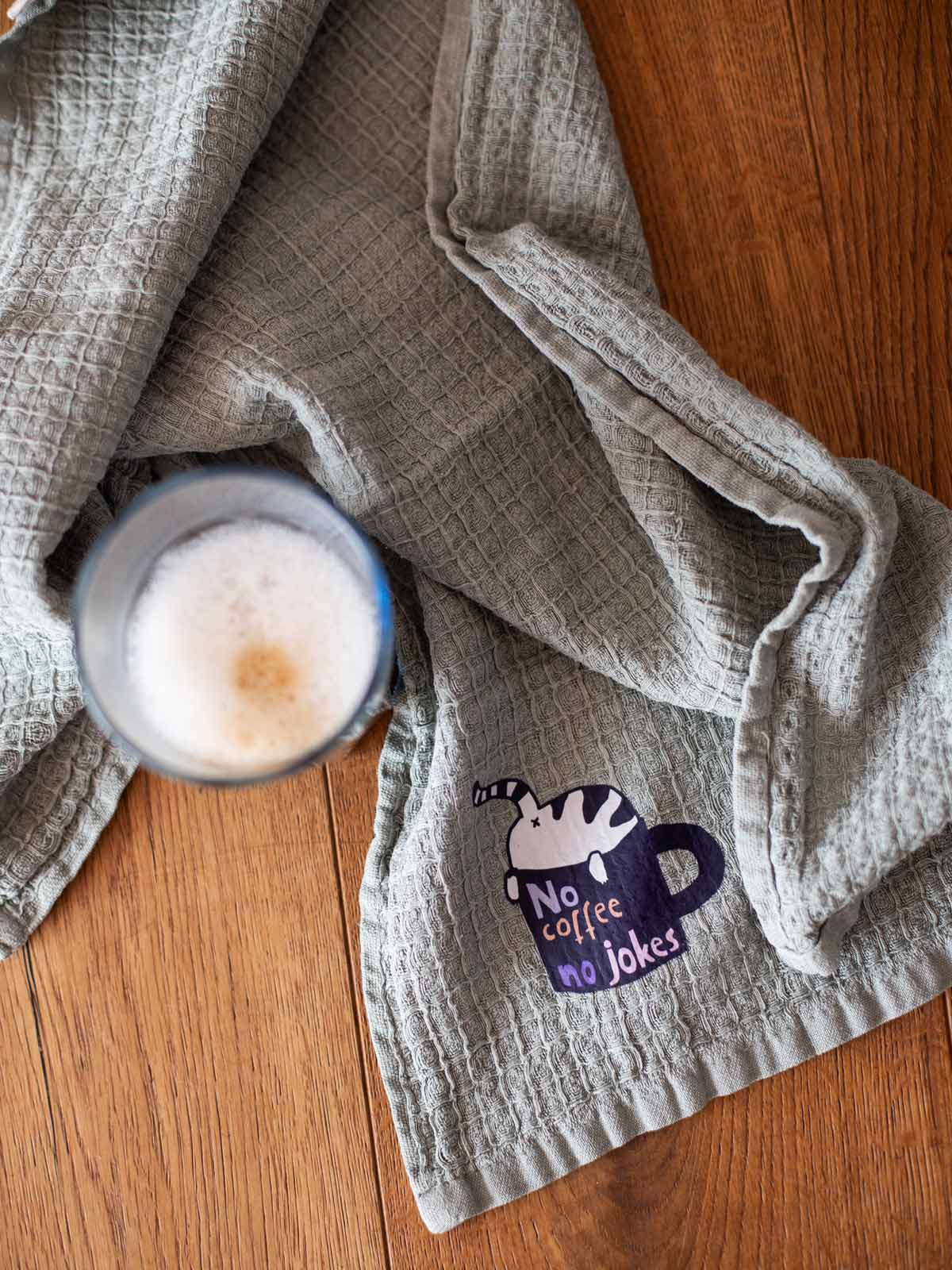 Randloses Bügelbild "No Coffee no jokes" von Halfbird auf Geschirrtuch