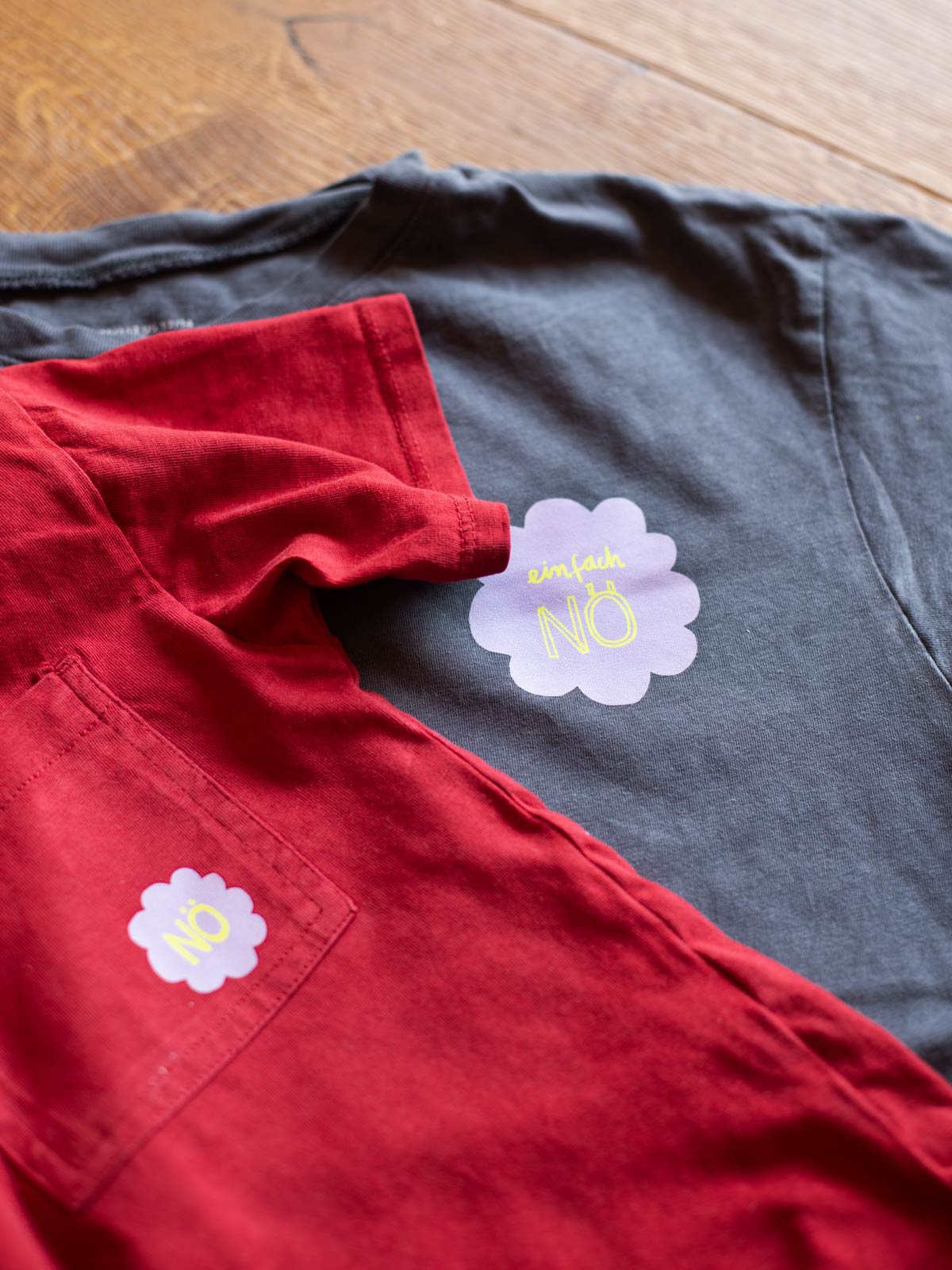 randlose Bügelbilder Nö von Halfbird auf rotem und grauen Tshirt