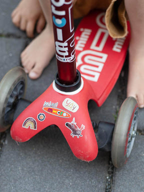 reflektierende Sticker auf einem micro roller eines kindes unten am plastikteil