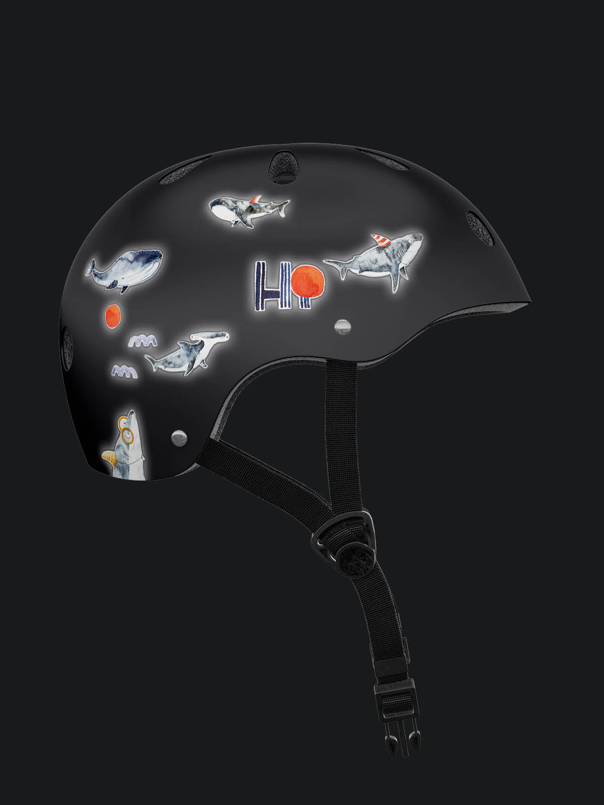 fahrradhelm in der dunkelheit beklebt mit reflektierenden stickern hai und hi und wal