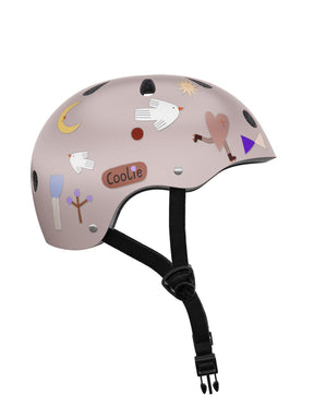 ein fahrradhelm beklebt mit stickern wie vogel, herz, sonne, mond