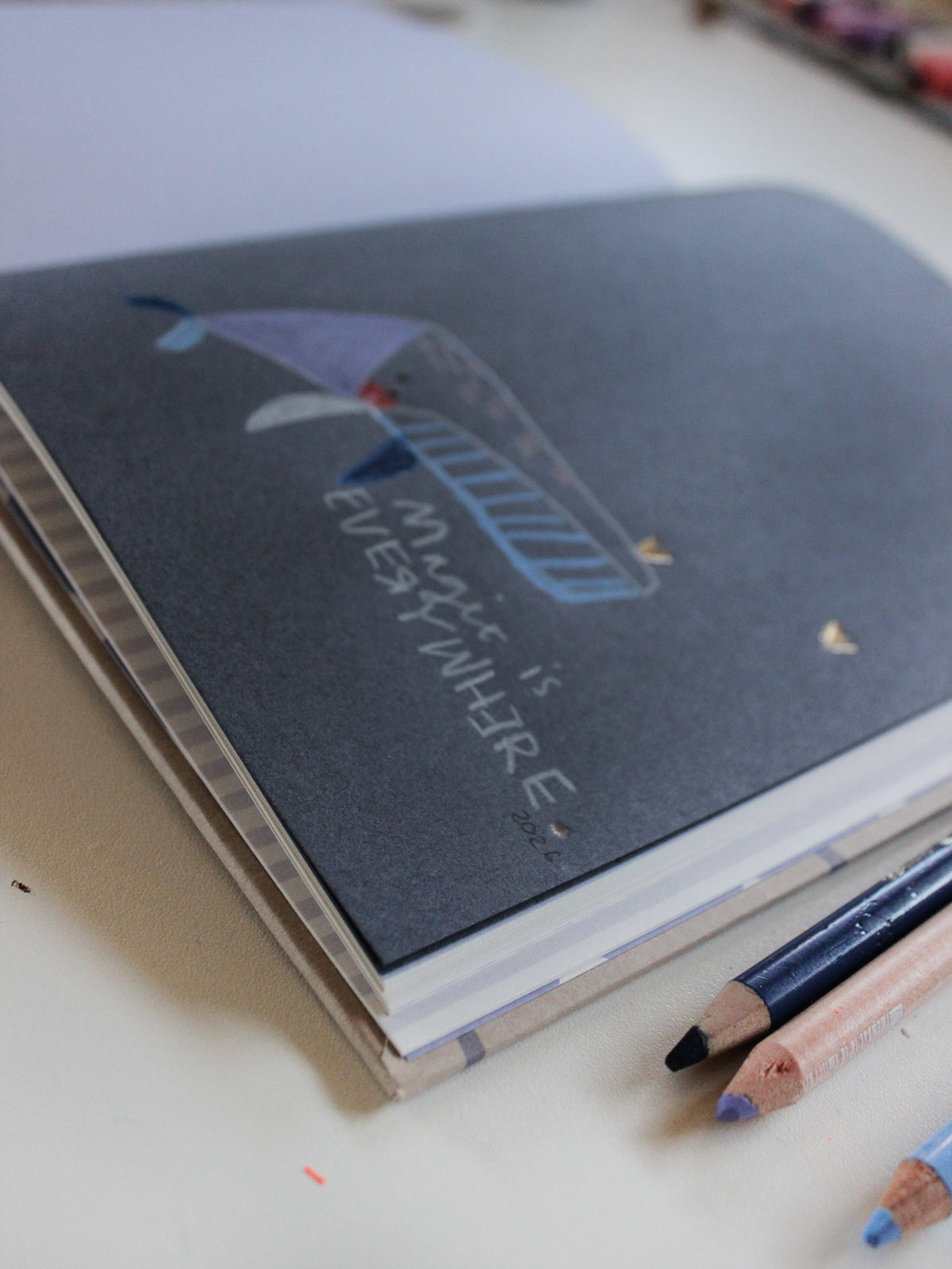 Skizzenbuch dunkle Seite bemalt von Halfbird