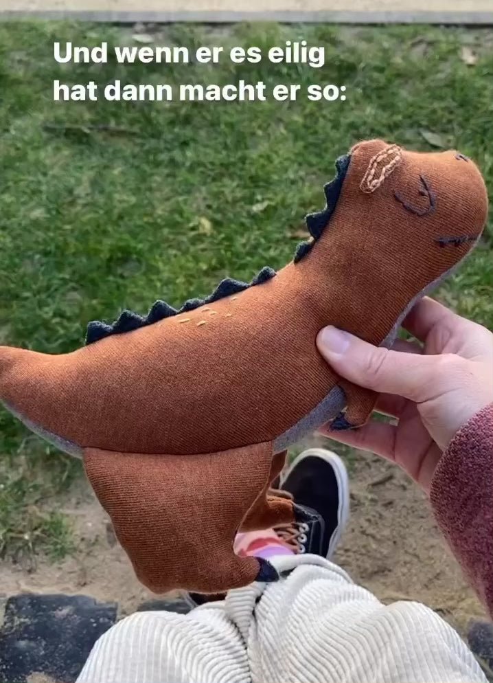 Das video zeigt eine Kuscheltier namens t-rex tomte wie es seine Beine schnell bewegt wenn es rennt