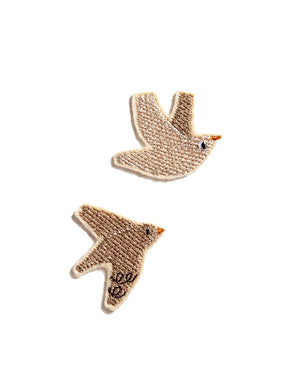 zwei Vögel als gestickte Aufnäher in beige
