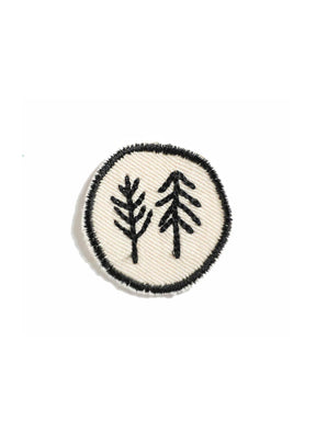 gestickter Aufnäher in schwarz weiß, auf Biobaumwolle mit dem Logo von halfbird Bäumen im Kreis
