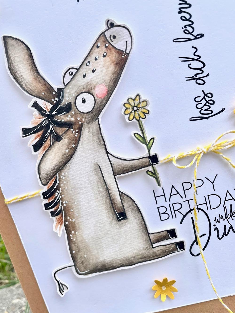 selbstgemachte Glückwunschkarte zum Geburtstag mit Esel von halfbird, der eine Blume in der Hand hält